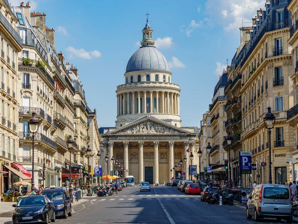 Paris, Fransa - 09 Ağustos 2020: Latin Mahallesindeki Pantheon ve Rue Soufflot manzarası.