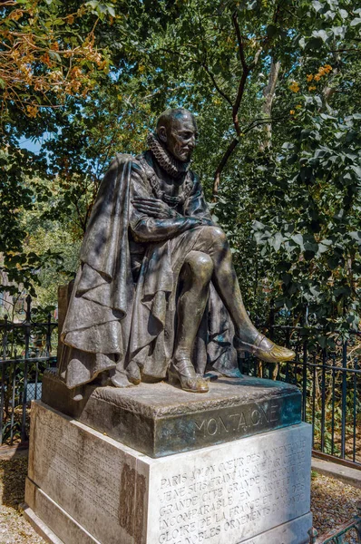 法国巴黎 2020年8月11日 法国哲学家Michel Eyquem Montaigne雕像 1533 1592 位于索邦附近的Paul Painleve广场 作者Paul — 图库照片