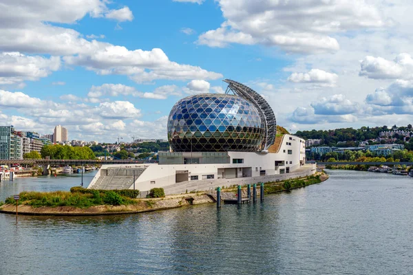 Boulogne-Billancourt, Fransa - 18 Ağustos 2020: La Seine Musicale (Müzik Şehri) bir müzik ve sahne sanatları merkezidir. Paris 'in batısındaki Seine Nehri' nde bulunan Seguin Adası 'nda yer almaktadır..
