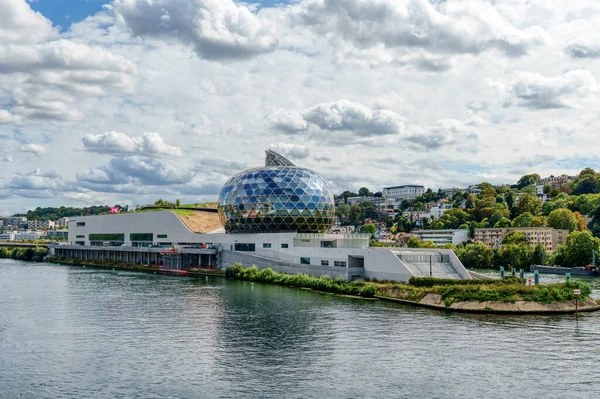 Boulogne-Billancourt, Fransa - 18 Ağustos 2020: La Seine Musicale (Müzik Şehri) bir müzik ve sahne sanatları merkezidir. Paris 'in batısındaki Seine Nehri' nde bulunan Seguin Adası 'nda yer almaktadır..