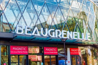 Paris, Fransa - Ekim 03: 2020: Cumartesi sabahı erken saatlerde Beaugrenelle alışveriş merkezi