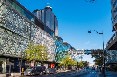 Paris, Fransa - Ekim 03: 2020: Cumartesi sabahı erken saatlerde Beaugrenelle alışveriş merkezi