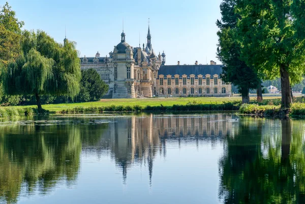 Chantilly, Fransa - 21 Eylül 2020: İngiliz Bahçesi 'nden Chateau de Chantilly' nin arka manzarası