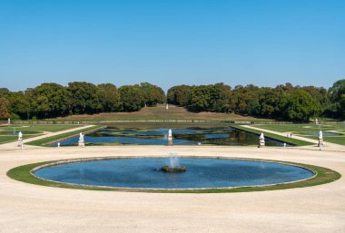 Chantilly, Fransa - 21 Eylül 2020: Domaine de Chantilly 'deki Le Notre Garden' ın güzel çeşmeleri, göletleri ve satürleri - Fransa