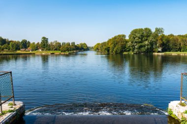 Chantilly, Fransa - 21 Eylül 2020: Büyük Kanal ve Büyük Şelale 'den Domaine de Chantilly' deki Çin-İngiliz Bahçesi