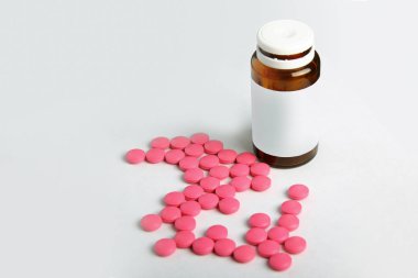 beyaz zemin üzerine pembe haplar