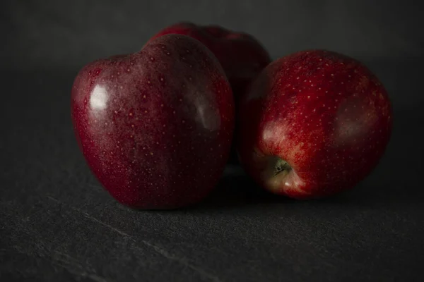 Rote Äpfel vor schwarzem Steinhintergrund mit Platz für Text — Stockfoto