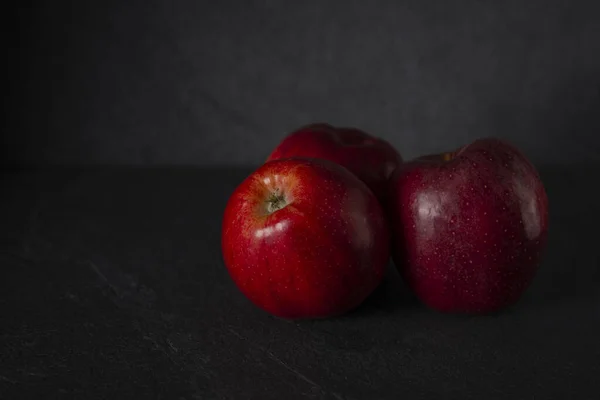 Pommes rouges sur fond de pierre noire avec espace pour le texte — Photo