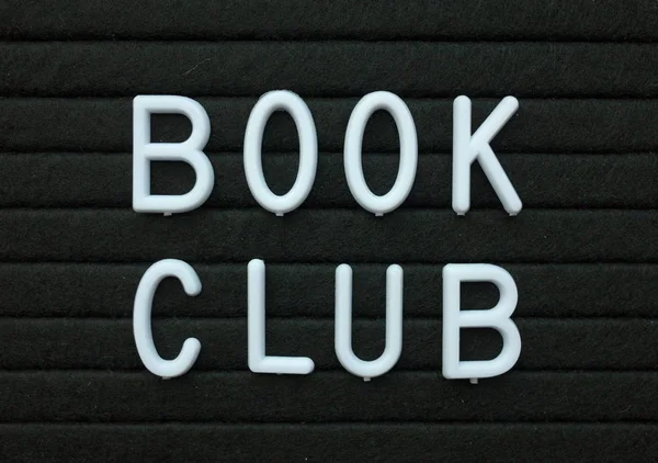 熱心な読者 本ワームのイベントのリマインダーとしてブラック文字盤に白いプラスチックの文字で単語本クラブ — ストック写真