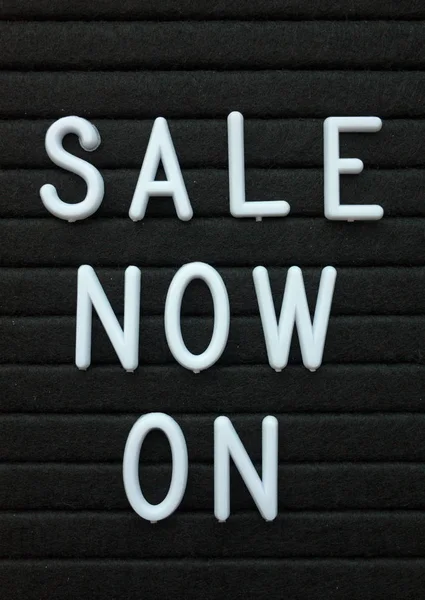 Les Mots Sale Now Lettres Plastiques Blanches Sur Tableau Lettres — Photo