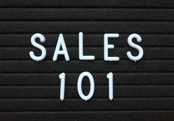 Parole Sales 101 White Plastic Letters Una Bacheca Nera Come — Foto Stock