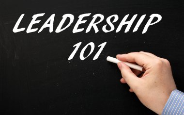 El iş bir lideri olma konu bir giriş olarak bir kara tahta üzerinde liderlik 101 sözcükleri yazma