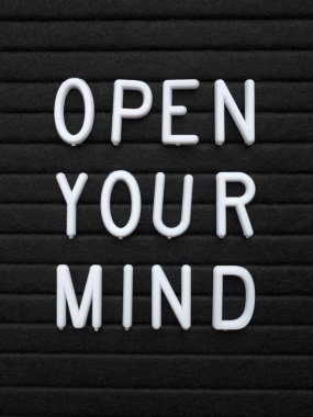 Öğrenme ve yaratıcılık için bir yardım olarak bir siyah harf tahtada beyaz plastik harflerle açık Your Mind kelimeler