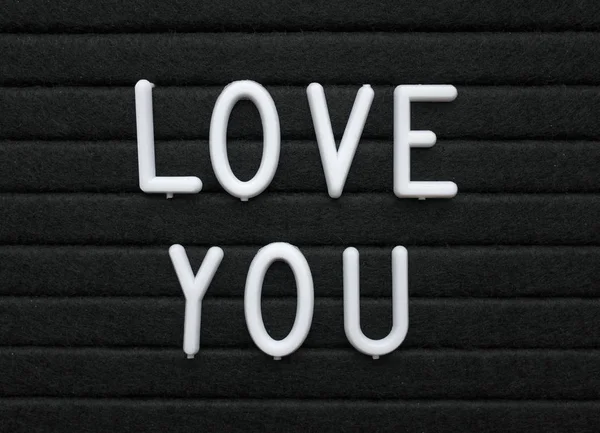 Kelimeleri Love You Beyaz Plastik Harflerle Siyah Harf Tahta Gibi — Stok fotoğraf