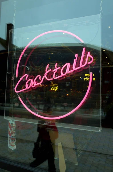 布拉克内尔 2018年5月30日 一个路人反射在窗口显示标志广告鸡尾酒在 Tgi 星期五 餐馆和酒吧在布拉克内尔 — 图库照片
