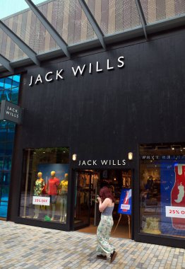 Bracknell, İngiltere - 30 Mayıs 2018: Jack Wills Moda Giyim Mağazası, Bracknell, İngiltere tarafından bir yaya yolcu. Jack Wills 1999 yılında kurulmuş bir İngiliz giyim markasıdır