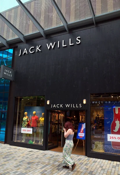 Bracknell, İngiltere - 30 Mayıs 2018: Jack Wills Moda Giyim Mağazası, Bracknell, İngiltere tarafından bir yaya yolcu. Jack Wills 1999 yılında kurulmuş bir İngiliz giyim markasıdır