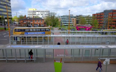 Bracknell, İngiltere - 25 Nisan 2018: Yayalar ve ana otobüs istasyonuna Bracknell İngiltere'de kent merkezinde parçası binaları önünde otobüs bir görünüm