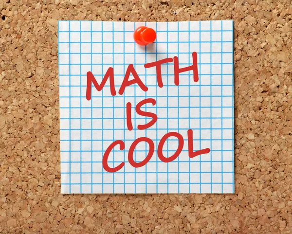 数学是酷的红色文本上的一块图表纸固定在软木告示板 — 图库照片