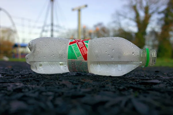 Брэкнелл Англия Декабря 2018 Крупным Планом Выброшенная Пластиковая Бутылка Родниковой — стоковое фото