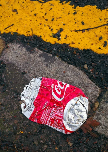 Брэкнелл Англия Декабря 2018 Года Уплощённая Банка Кока Колы Выброшенная — стоковое фото