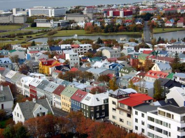 Reykjavik, İzlanda Lake Tjornin ve yukarıdan fotoğrafı arka plan, denizde renkli mimarisini görünümünü