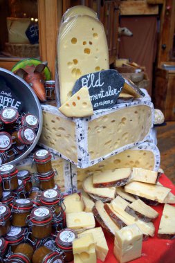 Londra, İngiltere - 02 Nisan 2015: Emmental peyniri Tur ve Borough Market, Londra bir ahır sosu kavanoz bir görüntü. Piyasada Southwark, Londra için daha--dan 250 yıl içinde işlem gören