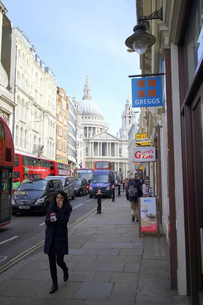 英国伦敦 4月2日 在阳光明媚的日子里 以圣保罗大教堂为背景 商店和繁忙的交通为背景的伦敦舰队街的景色 — 图库照片