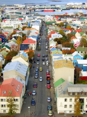 Yukarıdan fotoğrafı arka plan, denizde renkli mimarisiyle Reykjavik, İzlanda'nın görünümünü