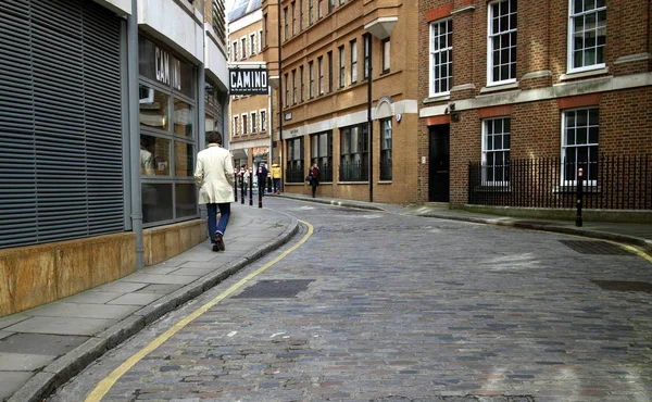 London England April 2015 Pedestrians Pass Typical Cobblestone Street Old — Stock Photo, Image