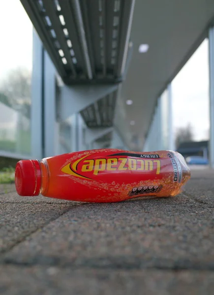 Bracknell England December 2018 Discarded Plastic Bottle Lucozade Drink Bus — Stock Photo, Image