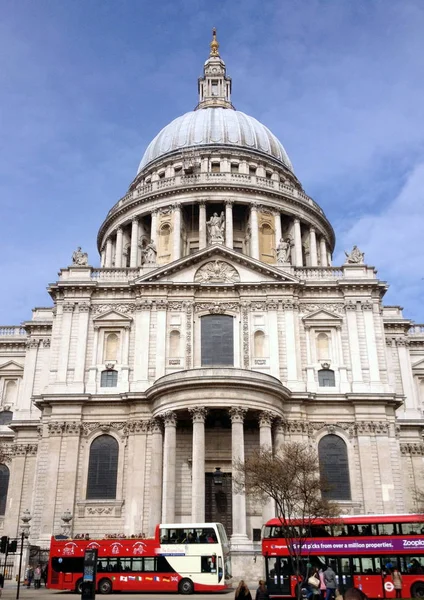 Londyn Anglia Kwietnia 2015 Widok Pauls Cathedral Londynie Czerwone Autobusy — Zdjęcie stockowe