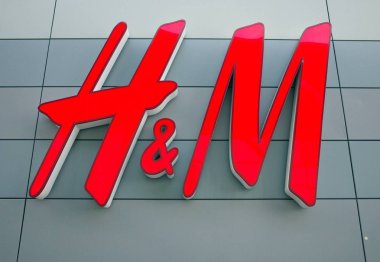 Bracknell, İngiltere - 01 Ocak 2019: H ve M işareti Moda Dükkanı, Bracknell, İngiltere dışındaki alışveriş. İlk olarak İsveç, H ve M 1976 yılında Londra'da onların ilk mağazasını açtı