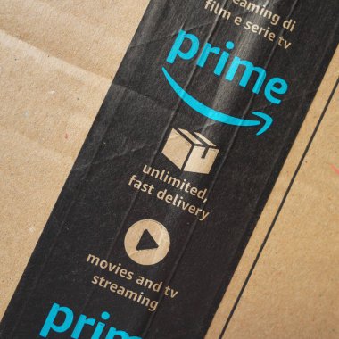 Bracknell, İngiltere - 08 Ocak 2019: Amazon Prime teyp bir karton kutu ambalaj, kapat