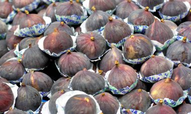 Londra, İngiltere - 17 Eylül 2009: Büyük Borough Market, Londra sergilenen onların kağıt paketleyicileri taze incir yığını