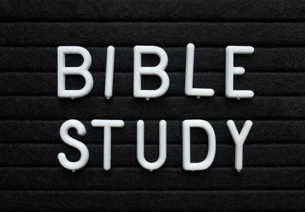 念のためブラックの文字盤に白いプラスチックの文字の言葉聖書研究 — ストック写真