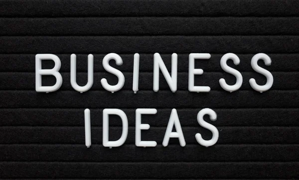 Les Mots Business Ideas Lettres Plastiques Blanches Sur Tableau Noir — Photo