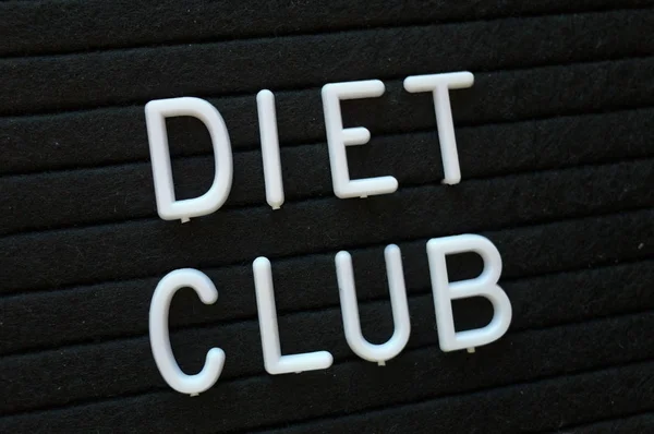 饮食俱乐部 一字是黑色字母板上的白色塑料字母 提醒你减肥的决心 — 图库照片