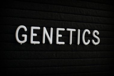 Bir siyah harf tahtada beyaz plastik harflerle genetik kelime 