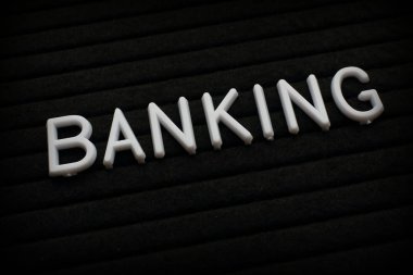 Kelime bankacılık beyaz plastik bir siyah harf gemide mektuplar. 