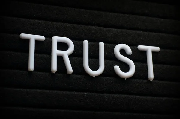 Het Woord Vertrouwen Witte Kunststof Letters Een Zwarte Letter Bord — Stockfoto