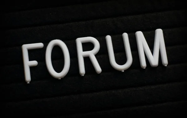 Das Wort Forum Weißen Plastikbuchstaben Auf Einer Schwarzen Buchstabentafel — Stockfoto