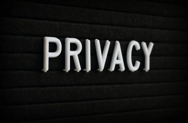 Palavra Privacidade Letras Plástico Branco Uma Placa Letra Preta — Fotografia de Stock