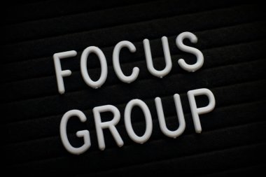 Kelimeleri odak grup beyaz plastik harflerle Hakları Kurulu