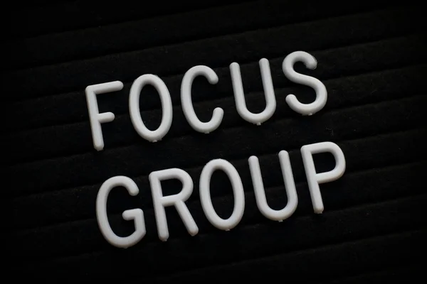 Las Palabras Focus Group Letras Plástico Blanco Tablón Anuncios — Foto de Stock