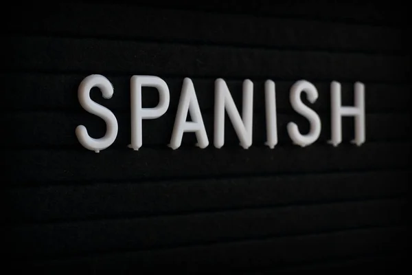 Λέξη Ισπανικά Λευκό Πλαστικό Γράμματα Ένα Μαύρο Πίνακα Ανακοινώσεων — Φωτογραφία Αρχείου