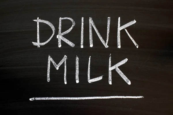Woorden Drinken Melk Met Hand Geschreven Wit Krijt Een Bord — Stockfoto