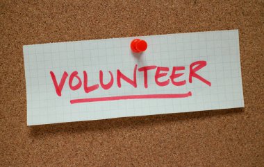 Word bir milimetrik kağıt parçasına el kırmızı mürekkeple yazan ve mantar hakları Kurulu tutturulmuş gönüllü