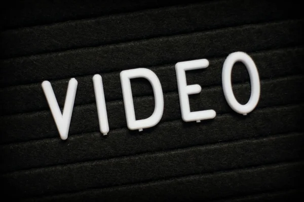 黒掲示板に白いプラスチック文字で単語のビデオ — ストック写真