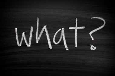 Ne bir soru ile bir yazı tahtası Beyaz tebeşir içinde el ile yazılı işaretler kelime